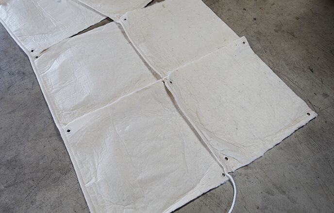 一組5mの製品を連結しますと、最大で50mの吸着マットが水面に広がります。